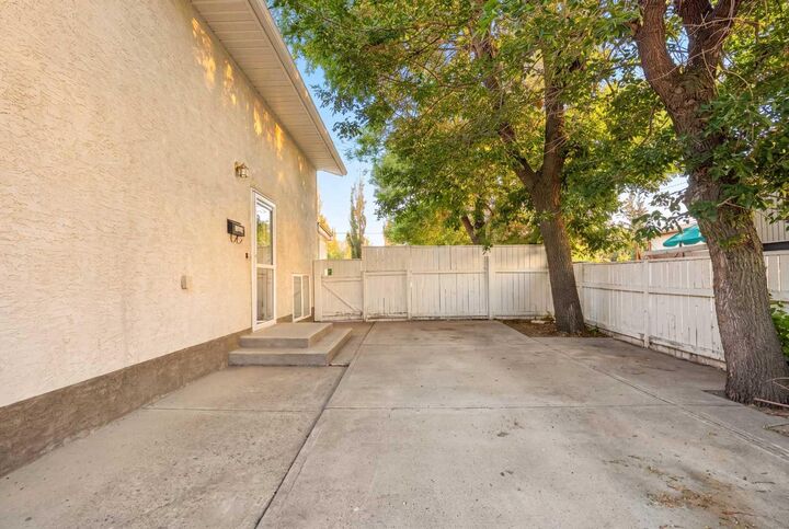 Property Photo: 424 53 Avenue AB T0L 0V0