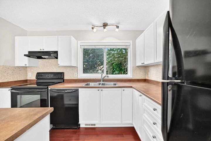 Property Photo: 321 Elgin Point SE AB T2Z 4Z9