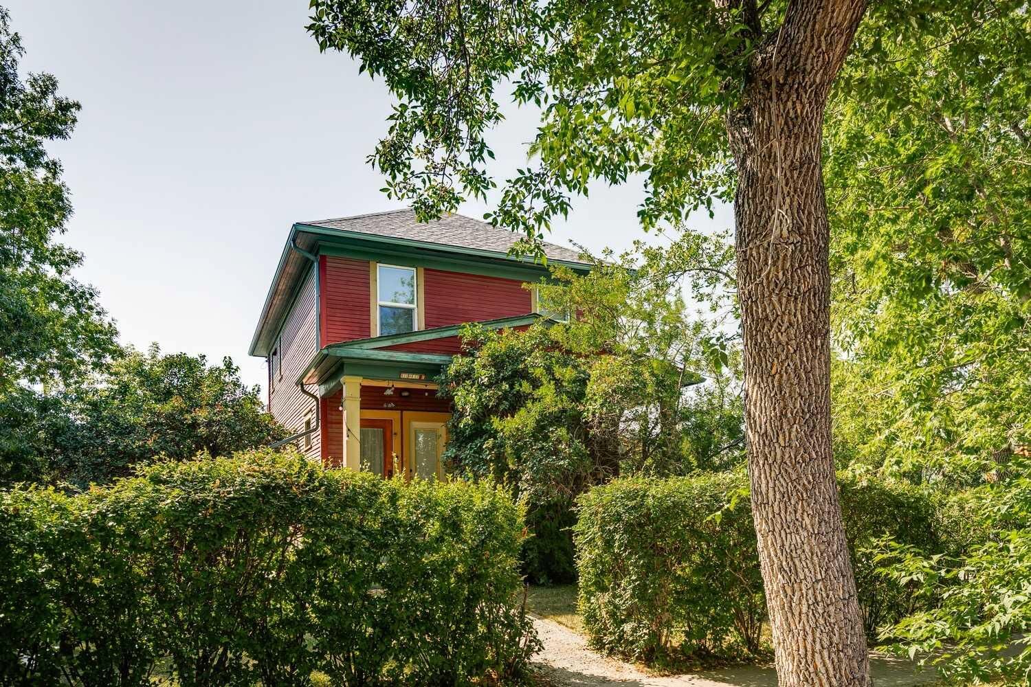 Property Photo: 831 4A Street NE AB T2E 3W3