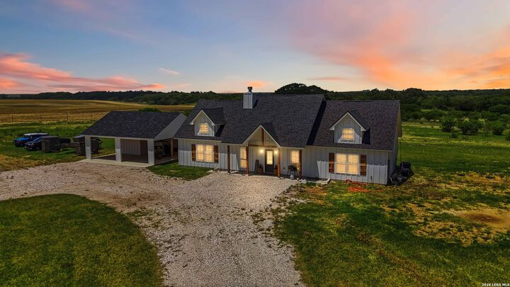 Property Photo: 2194 S Ranch Rd 187 TX 78881