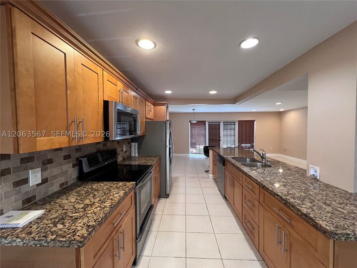 Property Photo: 2750 N 34th Ave 9D FL 33021