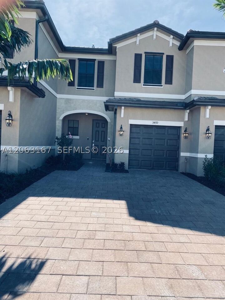Property Photo: 3470 W 106th Ter 3470 FL 33018