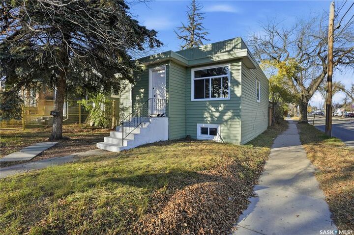 100 32nd Street W — photo 1