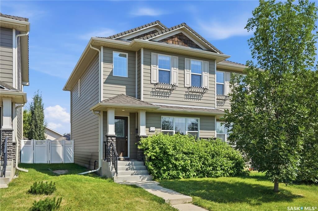 Property Photo: 924 Stonebridge Common SK S7T 0N2