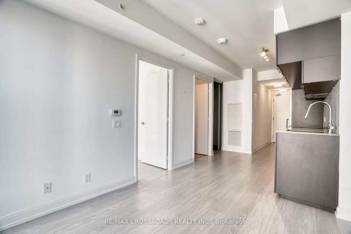 Property Photo:  181 Dundas Street E 1815  ON M5A 0N5 