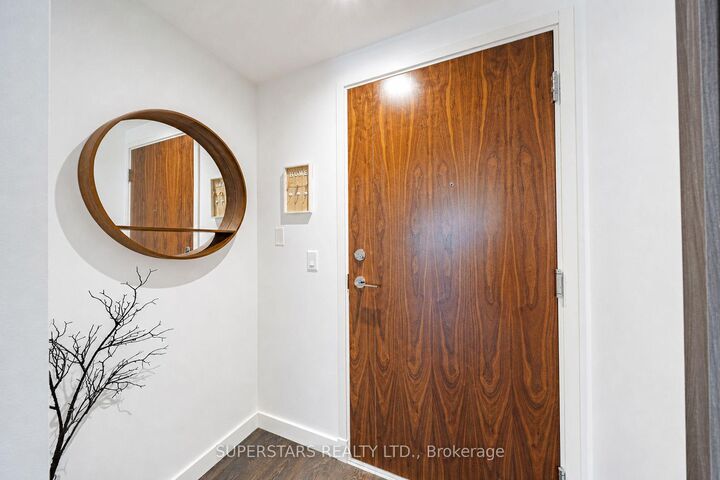 Property Photo: 27 McMahon Drive 810 ON M2K 0J2
