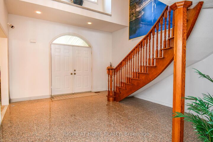 11 Thackeray Crescent — photo 1