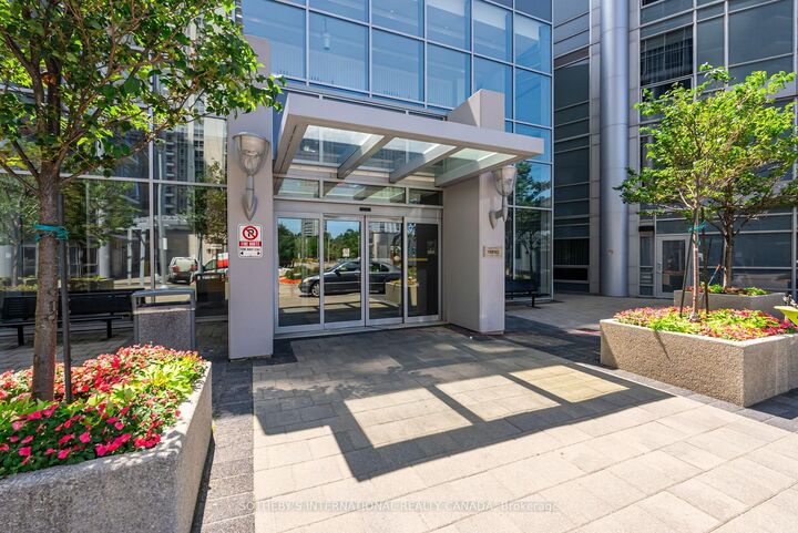 Property Photo: 135 Village Green Square 519 ON M1S 0G4