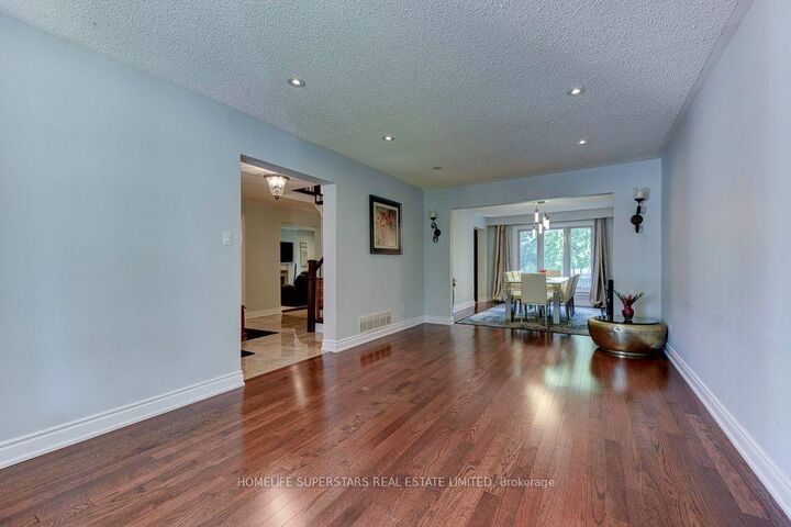 Property Photo: 868 Kowal Drive ON L5H 3T4