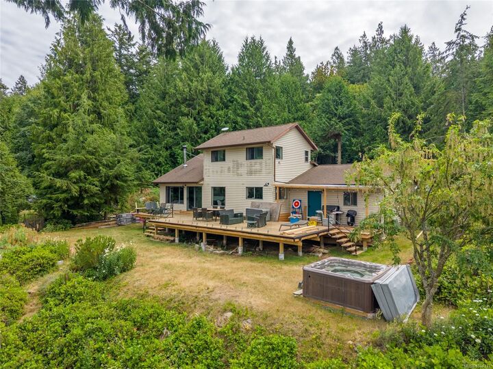 Property Photo: 696 Tumbo Channel Rd BC V0N 2Y0