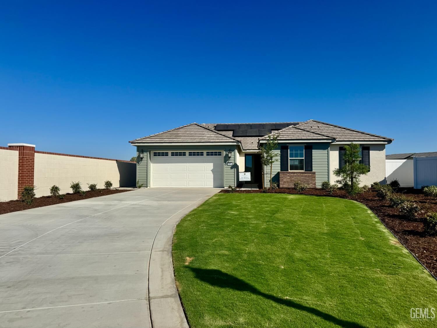 Property Photo: 2104 Silkstone Court CA 93311
