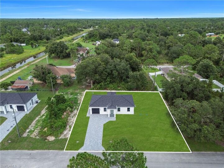 Property Photo: 1718 Hibiscus Ave FL 33972