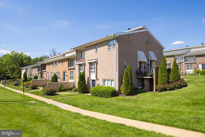 Property Photo:  1699 Yale Place 1713  MD 20850 