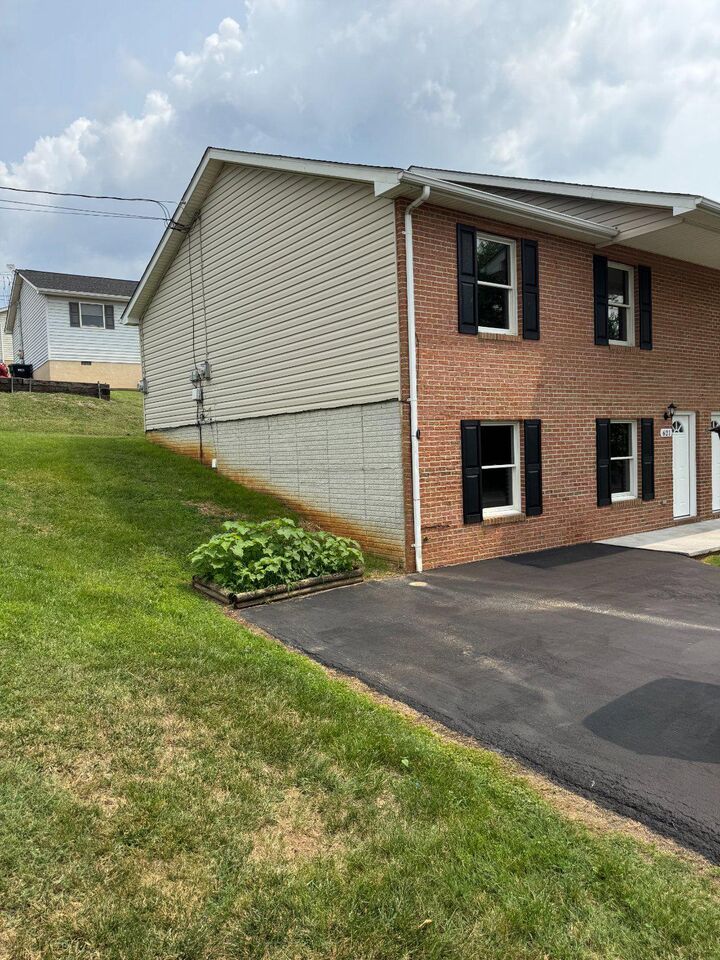Property Photo: 621 Thompson Street VA 22657