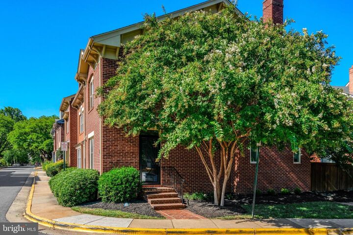Property Photo: 514 Colecroft Court VA 22314