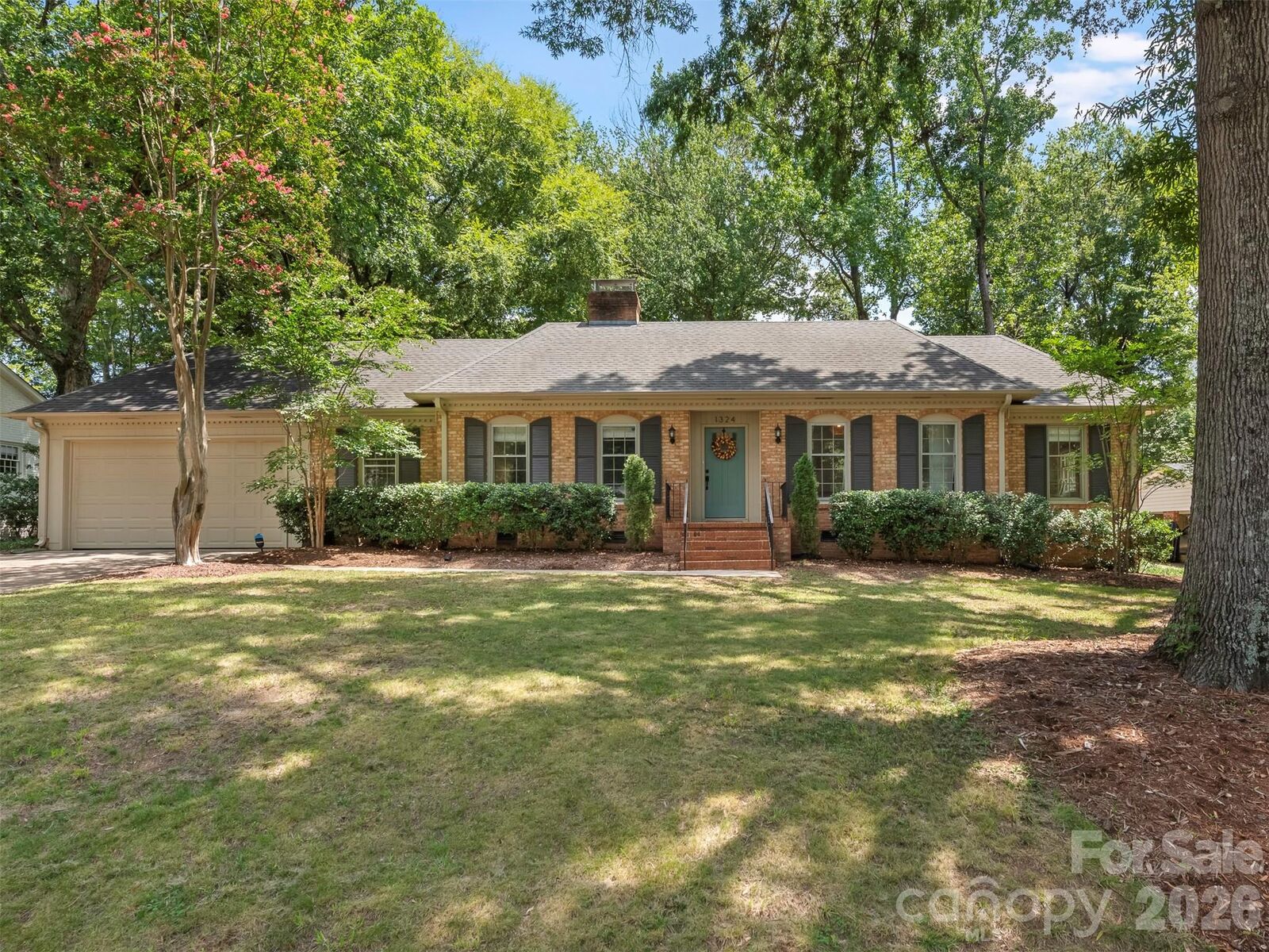 Property Photo: 1324 Redcoat Drive NC 28211