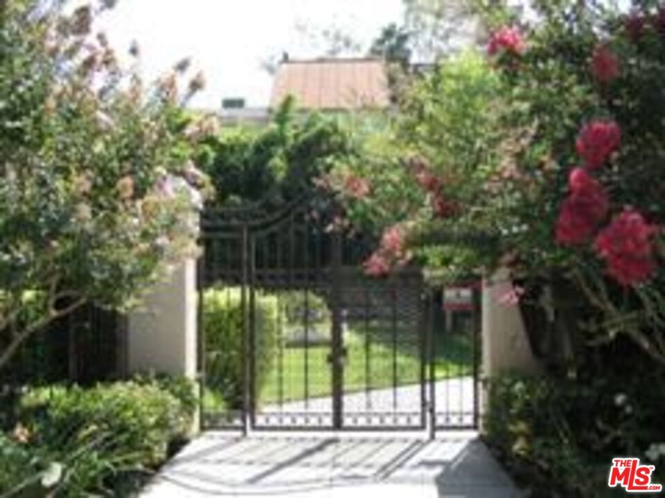 Property Photo: 950 N Kings Rd, Unit 108 CA 90069