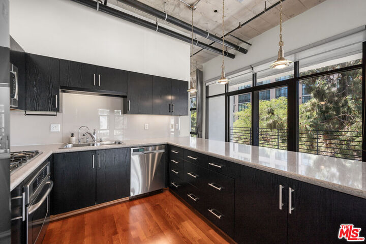 Property Photo: 330 W 11th St, Unit 406 CA 90015