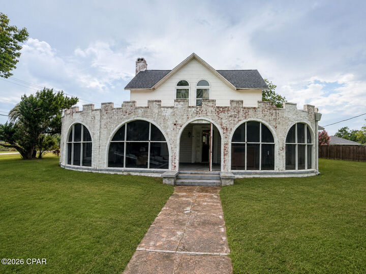 Property Photo: 1018 Indiana Avenue FL 32444