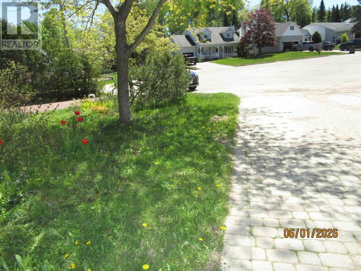 Property Photo: 27 Plummer Ct ON P6B 6E4