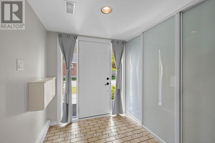 Property Photo:  1831 Summerfields Crescent  ON K1C 7B8 