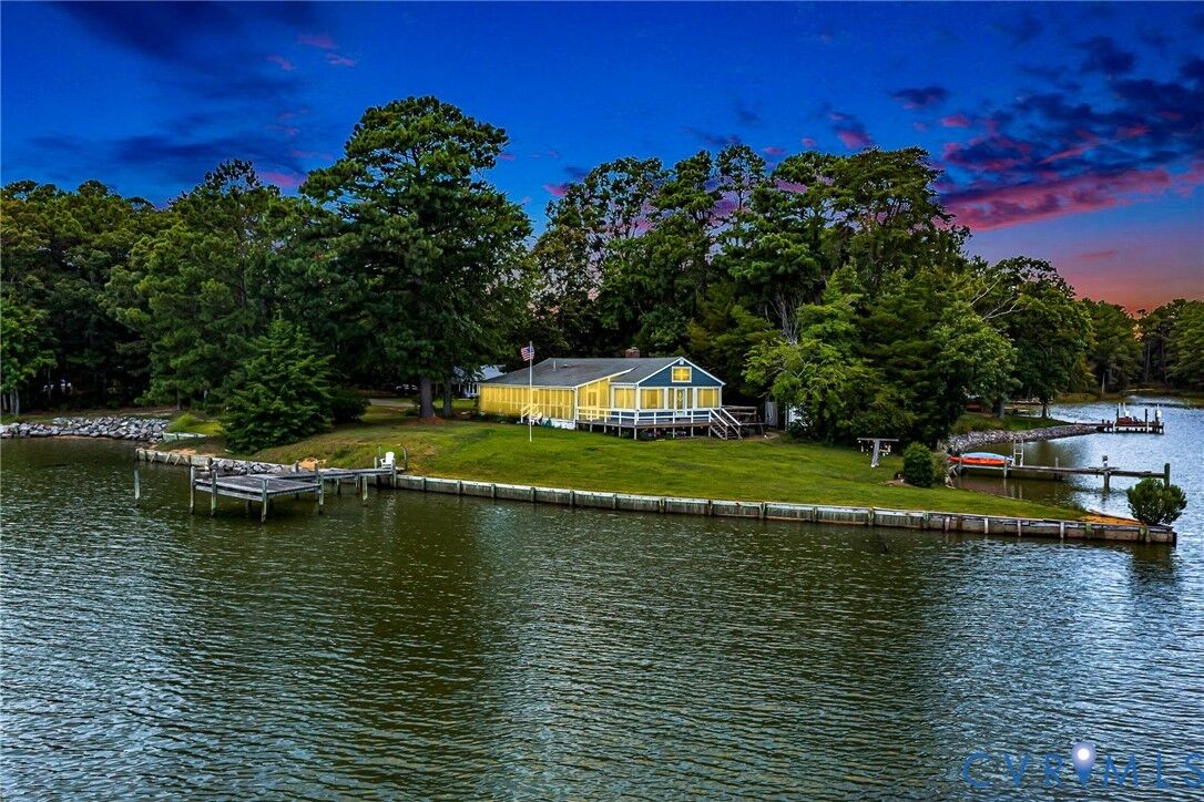 Property Photo: 105 Washington Circle VA 22488