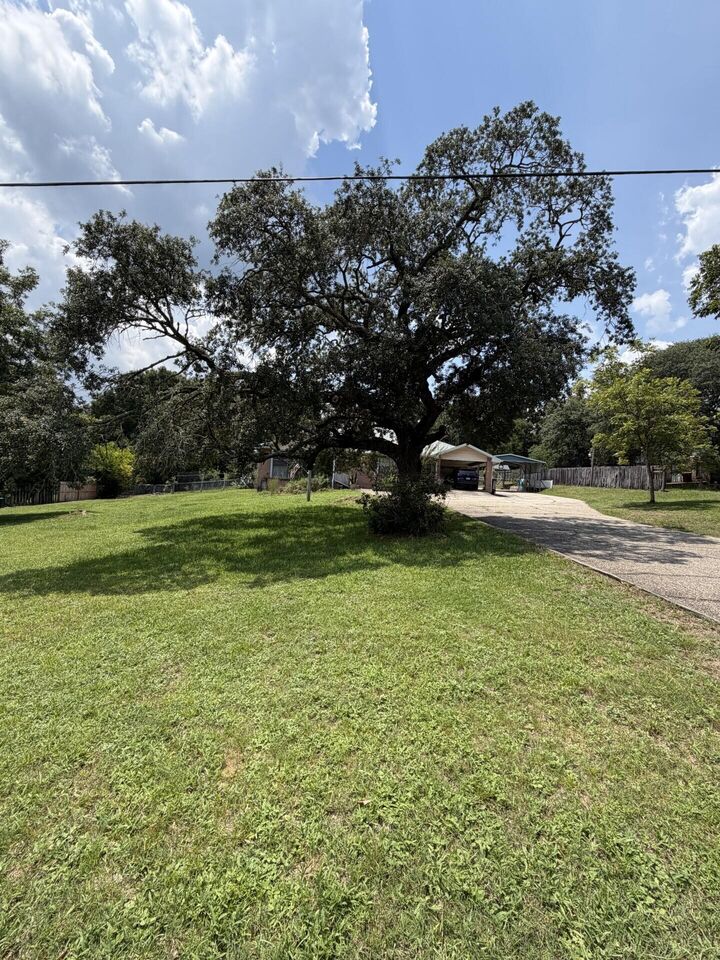 Property Photo: 105 Navajo Trace FL 32536