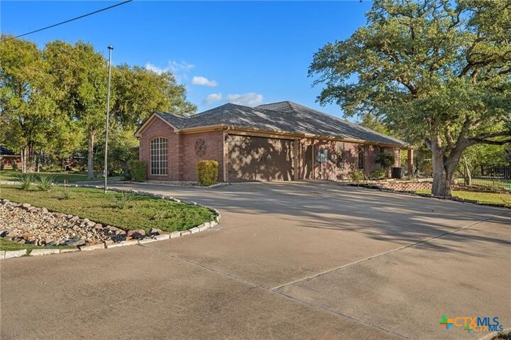 Property Photo: 686 Benchmark Trail TX 76513