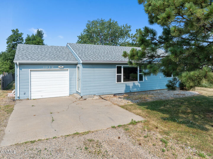 Property Photo:  1012 44th Street SE  ND 58701 