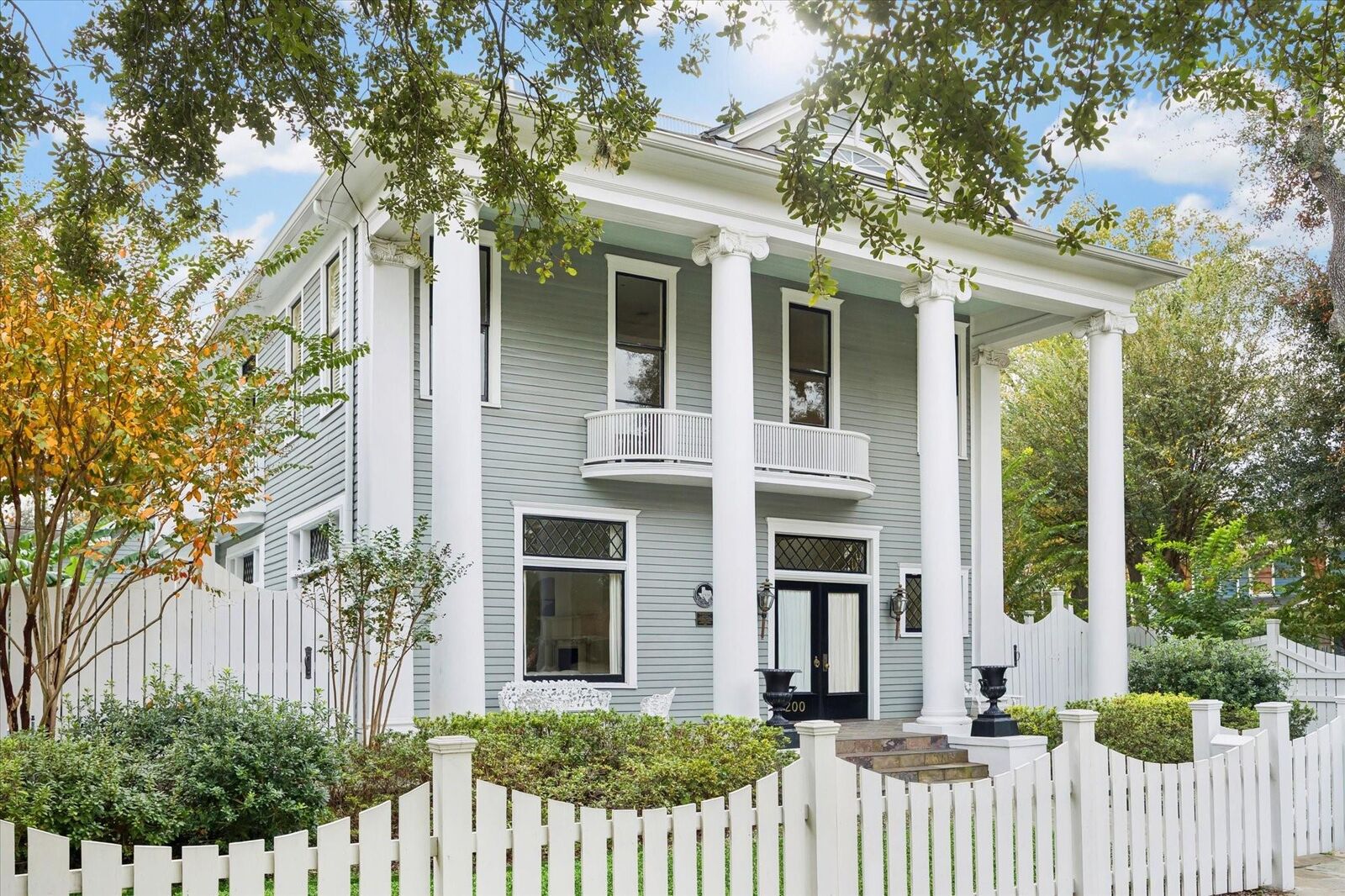 Property Photo:  200 Westmoreland Street  TX 77006 