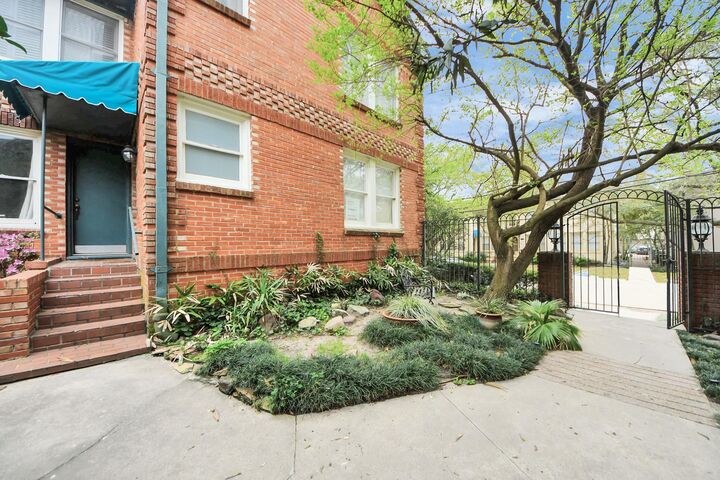 Property Photo: 1214 Bartlett Street 16 TX 77006
