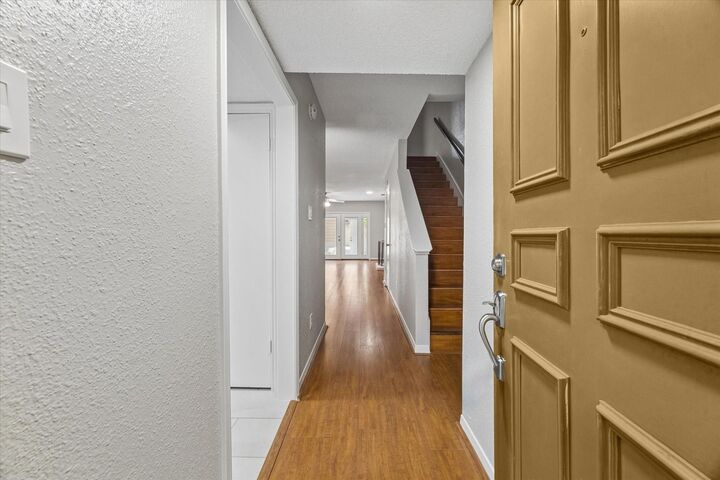 Property Photo:  995 Memorial Village Drive 102  TX 77024 