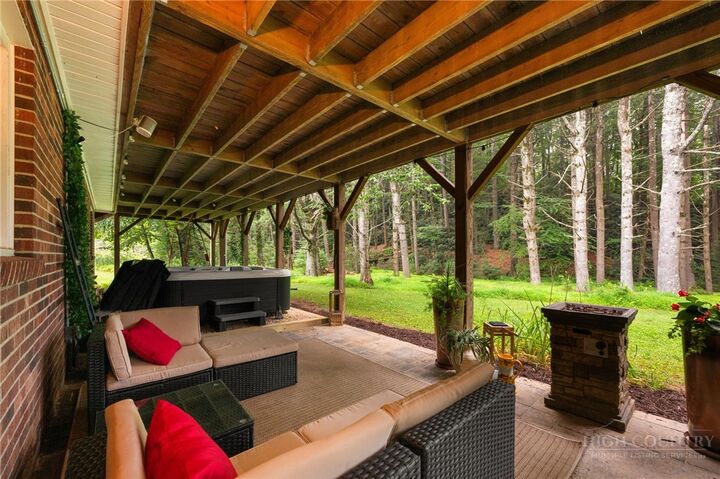 Property Photo:  410 Don Hayes Road  NC 28607 