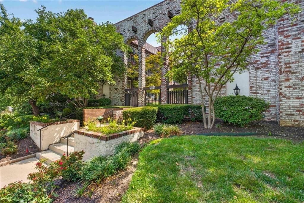 Property Photo:  5019 Walnut Street E  MO 64112 