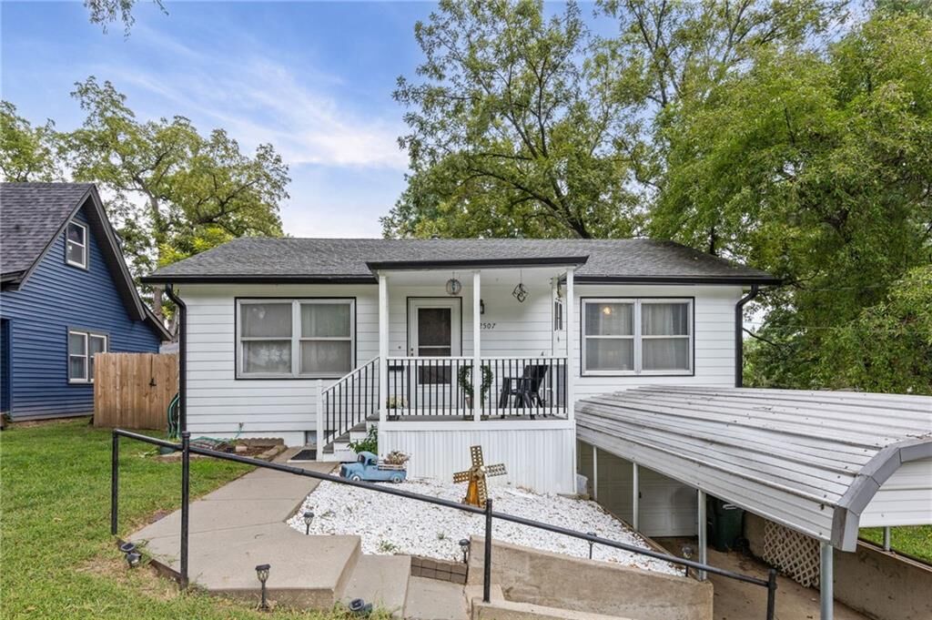 Property Photo: 2507 Maple Avenue KS 66048