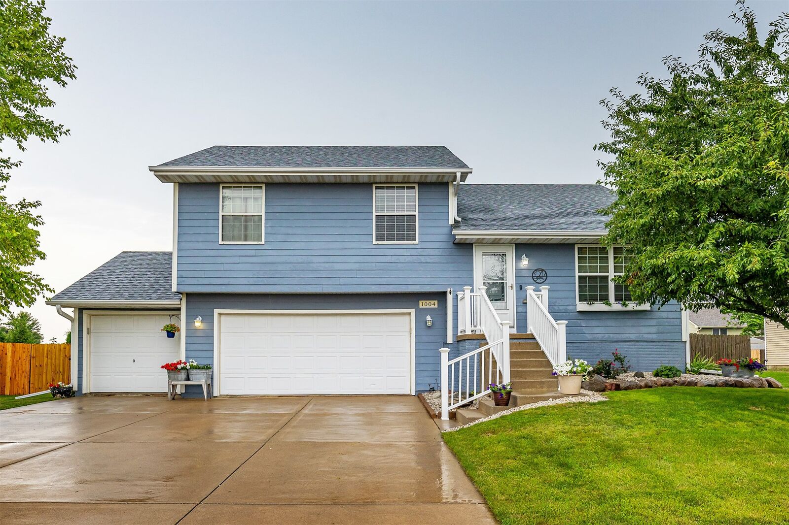 Property Photo:  1004 15th Street SE  IA 50035 