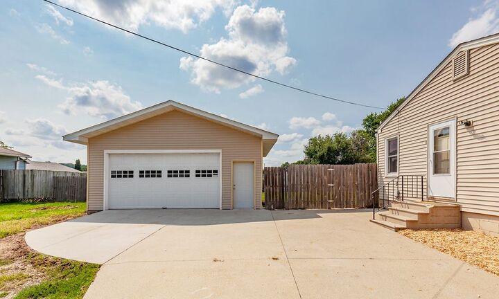 Property Photo:  2020 E 40th Street  IA 50317 