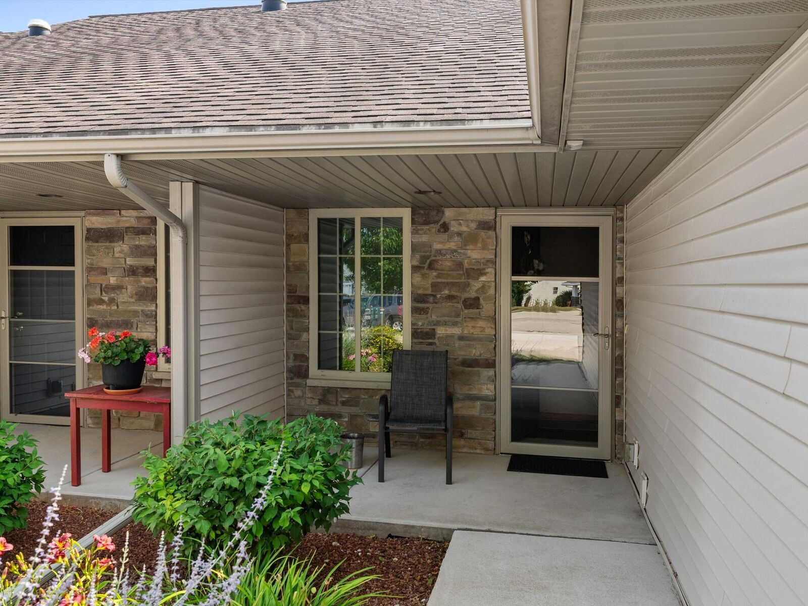 Property Photo:  537 Mapleleaf Ct  WI 54220 