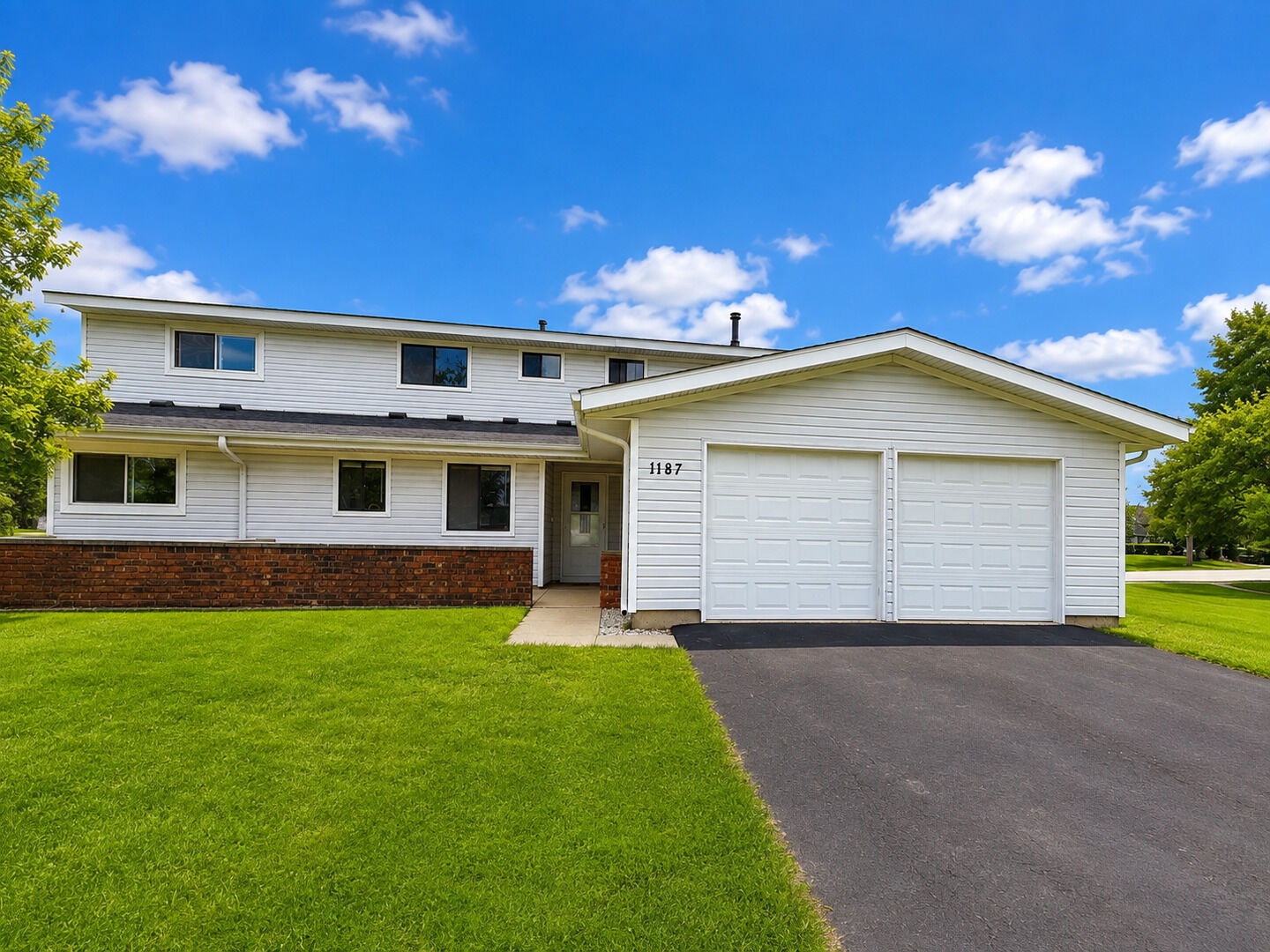 Property Photo: 1187 Foxboro Court 1187 IL 60193