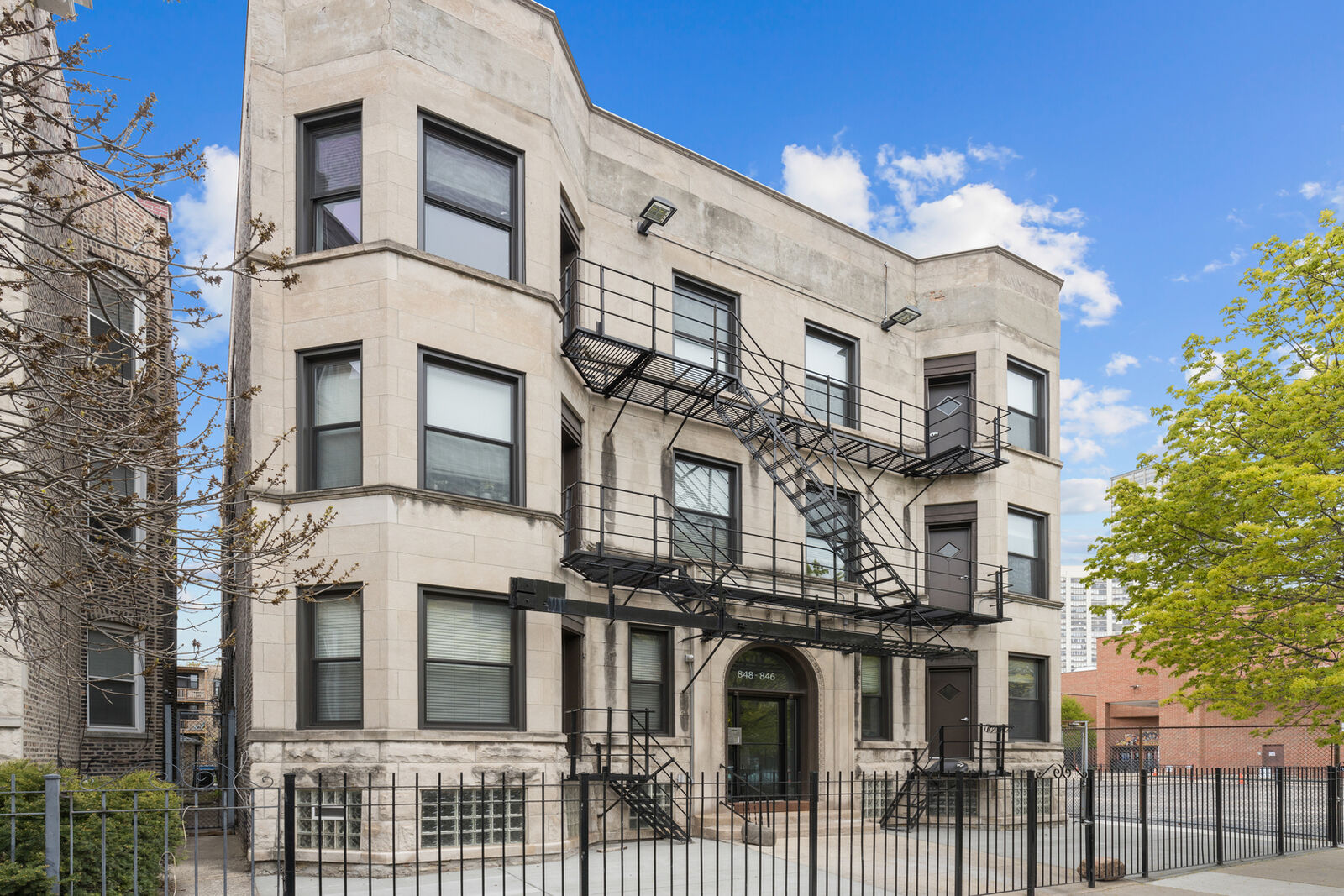 Property Photo:  848 W Sheridan Road 3F  IL 60613 