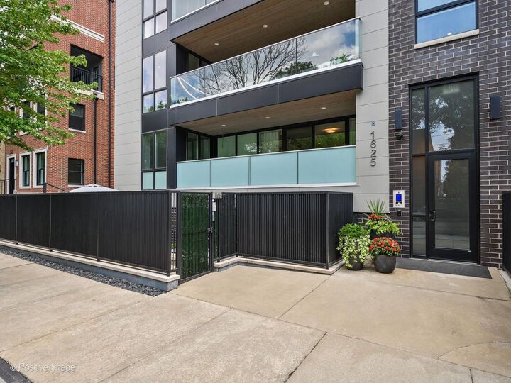Property Photo: 1625 N Burling Street 103 IL 60614