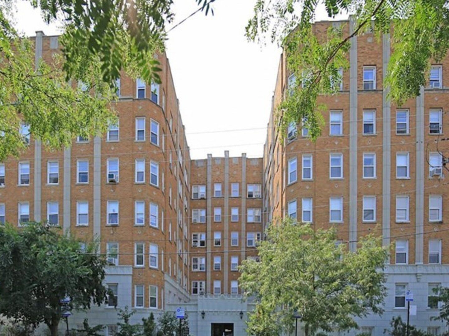 Property Photo:  6748 N Ashland Avenue 105  IL 60626 