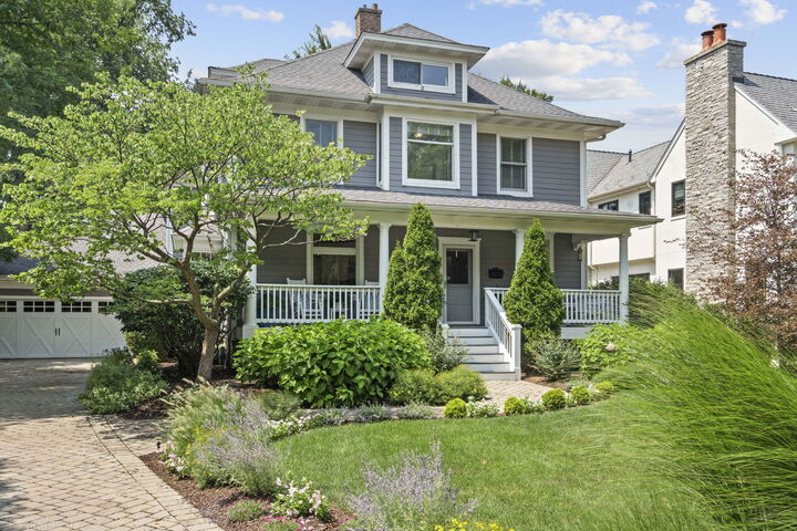 Property Photo:  180 S Arlington Avenue  IL 60126 