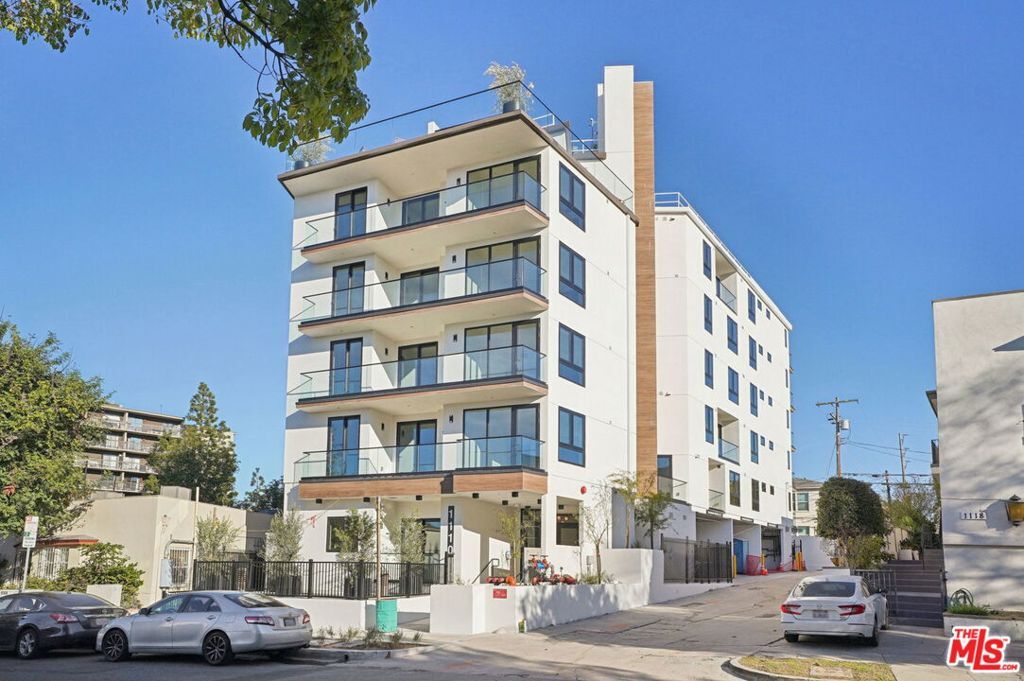 Property Photo:  1110 S Spaulding Avenue 303  CA 90019 