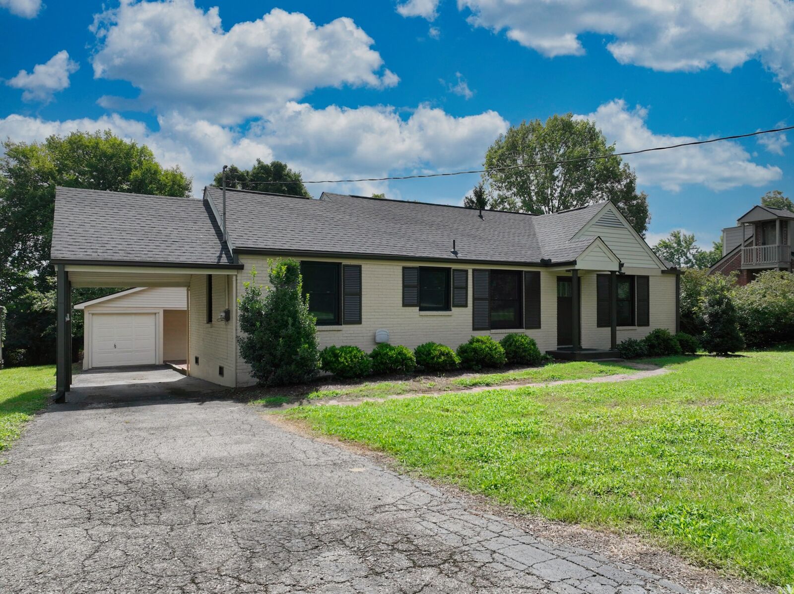 Property Photo: 2213 Ridgecrest Dr TN 37216