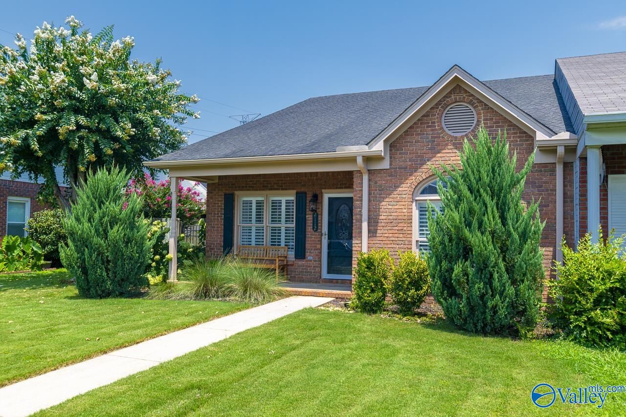 Property Photo:  2112 Yorkshire  SE SE  AL 35601 