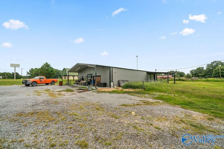 Property Photo: 8660 N Highway 411 AL 35960