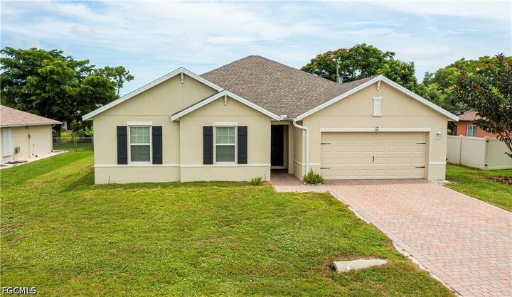 Property Photo: 152 SE 27th Terrace FL 33904