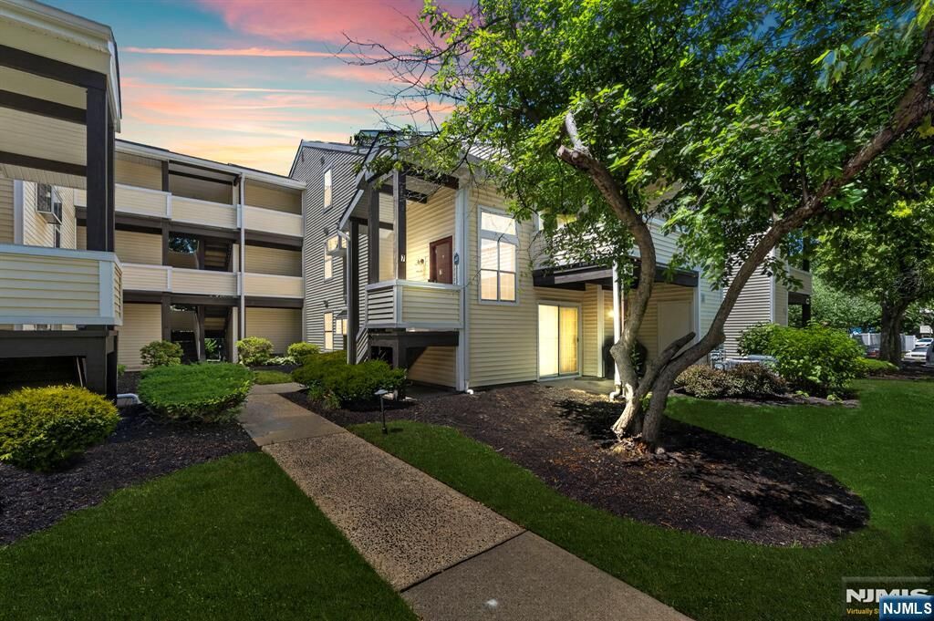 Property Photo:  121 Country Club Drive 10  NJ 07083 
