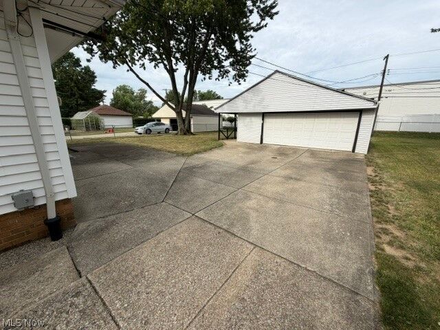 Property Photo:  6982 Maplewood Road  OH 44130 